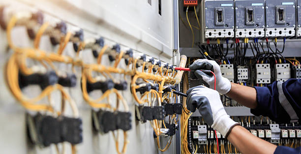 Professional Electrician technician working in Florida Ridge, FL